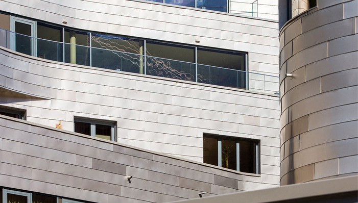  Fassade aus HFX Edelstahl mit Dura-Oberfläche in sanftem Champagnerton