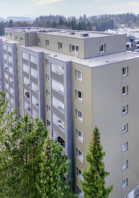  2100 m² Domico-Planum-Fassade aus 1,0-mm-Aluminium. Oberfläche: Bronze und RAL 9007, SP-beschichtet
