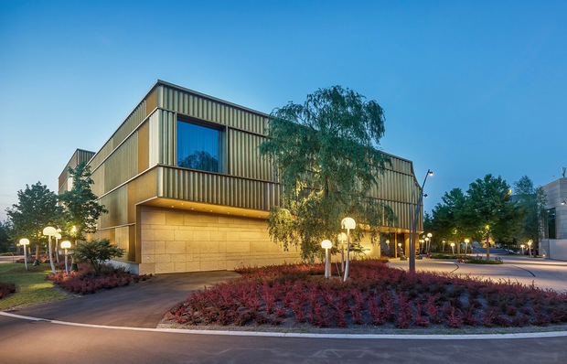 Die Anforderungen an Fassadenbauer und Dachabdichter gingen weit über das gewöhnliche Maß hinaus.