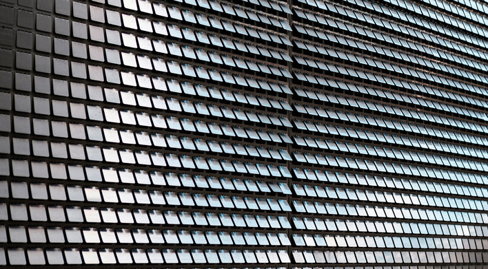 Das Projekt PiFa beschäftigt sich mit der Gestaltung und Umsetzung U-förmiger Aus­schnitte, die mithilfe eines Roboters in unterschiedliche Winkel gebogen wur den