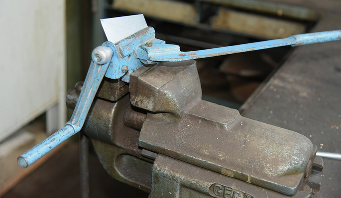 Einlegen eines glatten trapezförmigen Blechstreifens