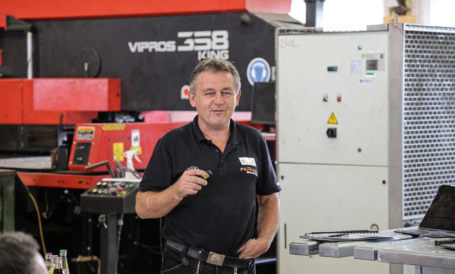 Michael Kirchen referiert in seiner Werkstatt über 
Vorzüge der Stanz- und Nibbeltechnik