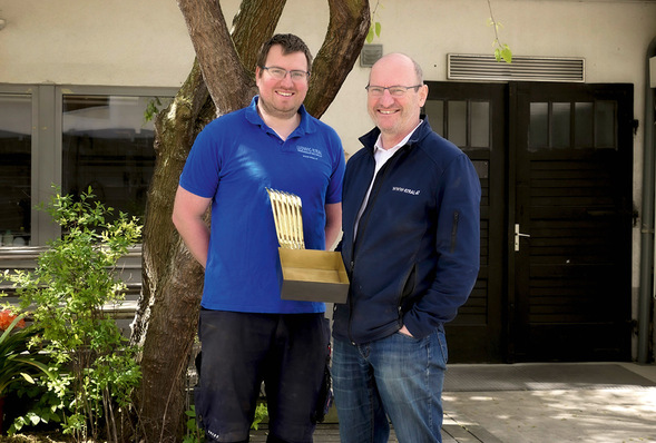 Leonard und Ludwig Kyral im Hof der Werkstatt in der Cumberlandstraße