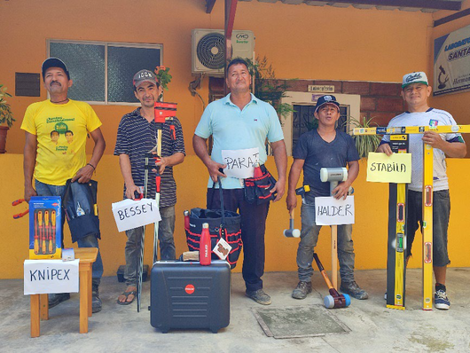 Die Ankunft der Werkzeuge in Ecuador sorgt für große Vorfreude bei allen Beteiligten