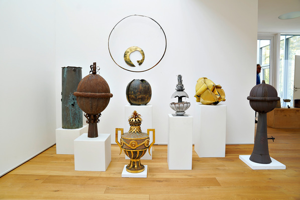 Sammlung alter Dachspitzen und Kirchturmkugeln