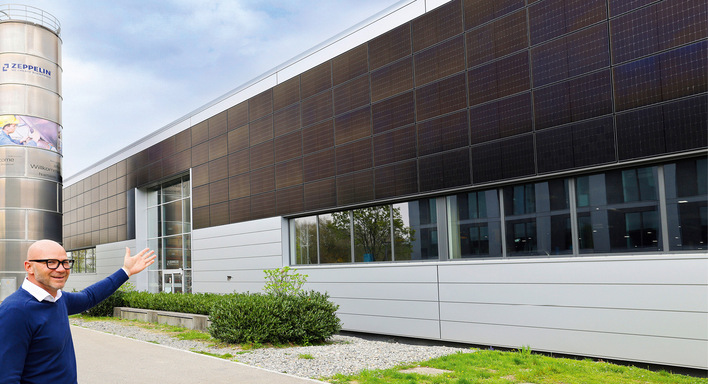 Ingo Gramm präsentiert eine Pro+-Stahlmodul-Fassade mit flächenbündig integrierten PV-Modulen