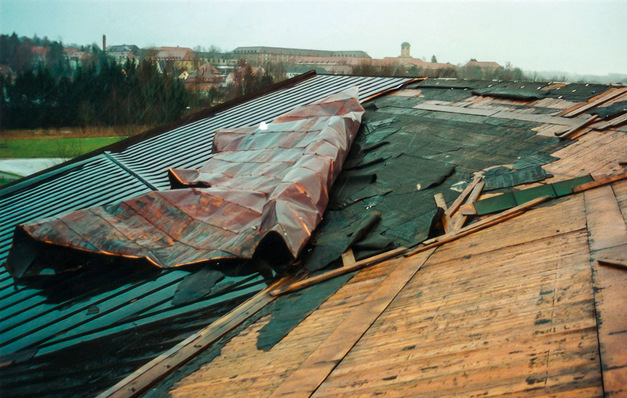 Zweiter Weihnachtsfeiertag 1999: Der Wintersturm Lothar deckt das Kupfer-­Doppelstehfalzdach des Ellwanger Hallenbades teilweise ab