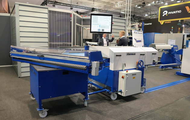 Auf der Euroblech gab es viel zu sehen: Etwa eine Schlebach-­Profiliermaschine mit QXA-60-­Querteilanlage für Schrägschnitte oder Euromac-­Stanzsysteme
