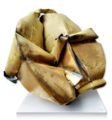 Ist es die bei der Sanierung der Karseer Kirche beschädigte Kirchturmkugel oder doch eine moderne Plastik?