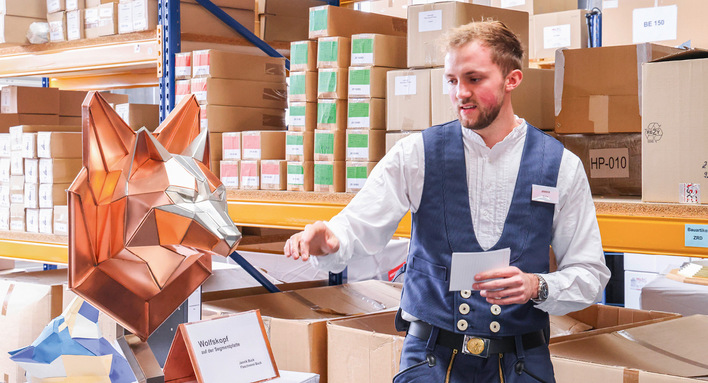 Der dreidimensionale Wolfskopf von Jannik Buck ist als präzise gefertigte Büste auf einem strahlenförmig gefalzten Rahmen befestigt