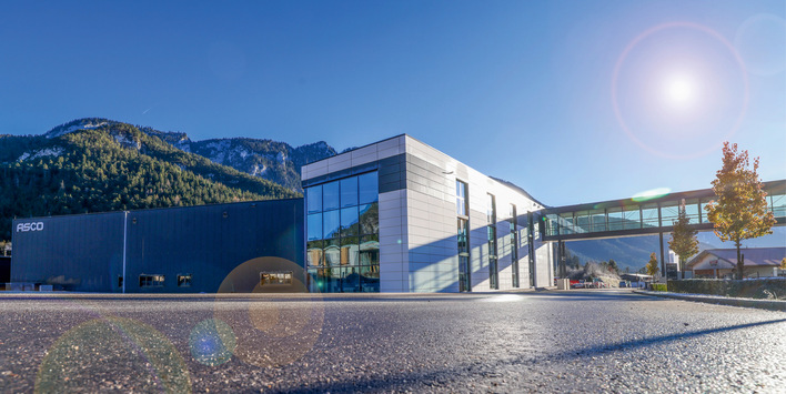 Eine Glasbrücke führt von der Slinet- in die Variobend-Halle