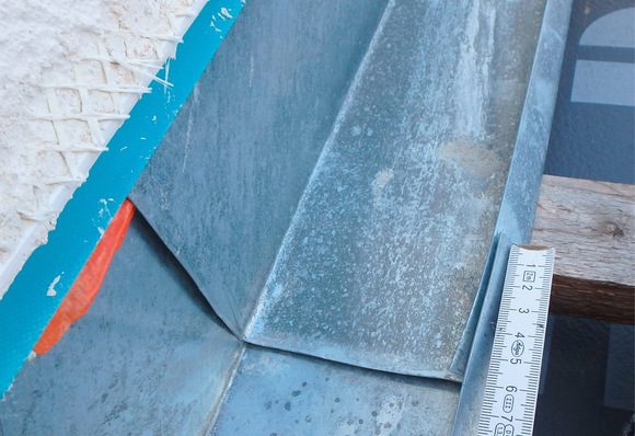 Die Überlappung mit ca. 60 mm ist an dieser Seitenkehle deutlich zu gering ausgeführt