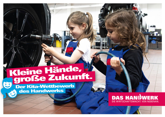 Alt-Text: „Zwei Kinder in blauen Arbeitsanzügen bedienen Werkzeuge in einer Metallwerkstatt, die Verbindungen zu modernen Verarbeitungstechniken und Ausbildungstrends im Handwerk aufzeigt. Im Hintergrund werden innovative Maschinen und Sicherheitsvorschriften für Spengler- und Klempnerbetriebe thematisiert. - © AMH