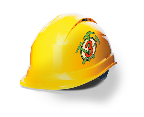 Alt-Text: „Gelber Bauhelm mit grünem und orangem Logo eines Metallbauunternehmens, symbolisiert Sicherheit und Identität in Bereichen wie Spenglerei und Dachdeckerei, vor weißem Hintergrund.
