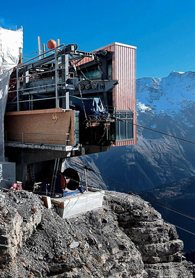 Schilthornbahn 20XX mit Blick auf das ­Baustellenpanorama an der ­Station Birg