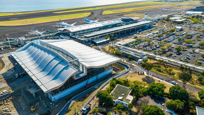 Direkt an der Küste der Insel Réunion gelegen, wurde der Flughafen an die intensiver werdenden klimatischen Bedingungen angepasst und mit ­nachhaltigen Baumaterialien saniert