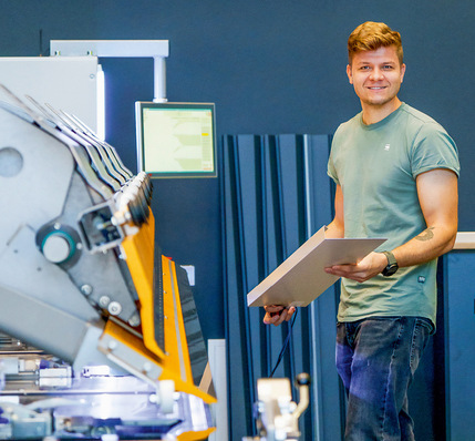 Anwendungstechniker und Spenglermeister Lukas Toplitsch demonstriert im Cidan-Showroom die Leistungsfähigkeit des TD Doppelbiegers von Thalmann