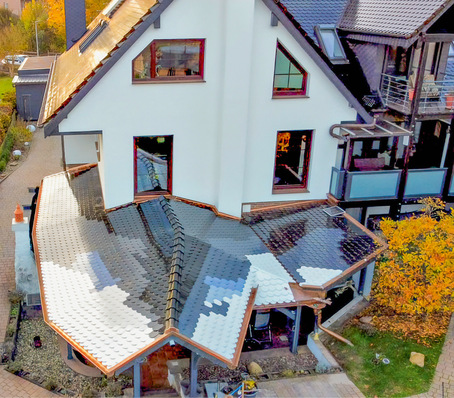 Ein Mal alles bitte: Dachkonstruktion mit glasierten Ziegeln und zahlreichen anderen Extras