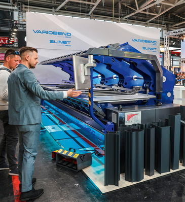 Robert Matthäß führt eine Langabkantmaschine von Variobend vor