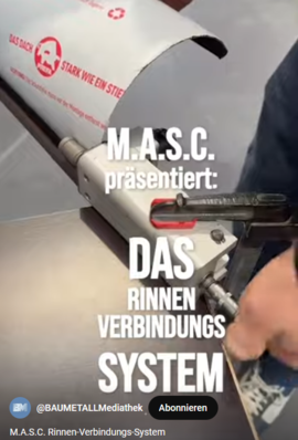„Nahaufnahme eines Technikers, der das M.A.S.C.-Rinnensystem installiert. Im Fokus sind die detaillierten Verbindungstechniken und die hochwertigen Metallkomponenten für langlebige Dachlösungen.“. - © BAUMETALL