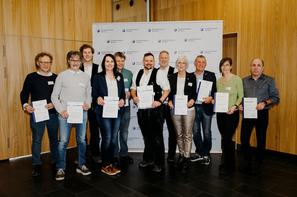Sicherlich! Hier ist ein optimierter Alt-Text für das beschriebene Bild: „Preisträger verschiedener Architektur- und Metallverarbeitungsdisziplinen stehen in einem Konferenzraum, halten Zertifikate und lächeln. Sie repräsentieren innovative Entwicklungen in Bereichen wie Fassadendesign, nachhaltige Materialien und moderne Verarbeitungstechniken.“ Dieser Alt-Text ist speziell auf die Themen des Fachverlags zugeschnitten und bietet der Zielgruppe relevantere Informationen.