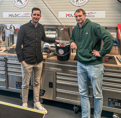 Von links nach rechts: Christian Semler, der prall gefüllte, zu gewinnende M.A.S.C.-Flat-King-Dacheimer und Benedict Fischer