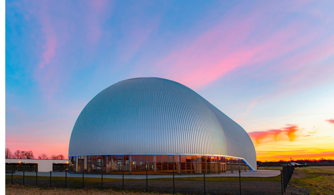 Formschön im Abendrot: Der Hangar ist eine imposante Landmarke