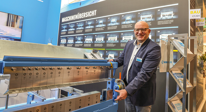 Christoph Jakobs erklärt auf der BAU in München die Vorteile der mit hohen Segmenten ausgestatteten neuen UK