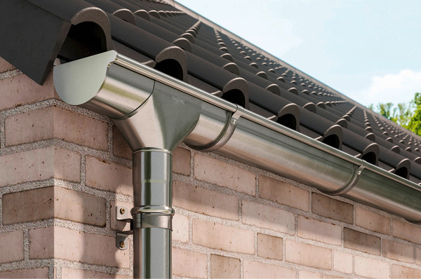 VM Building Solutions bietet das VMZinc-Zubehörprogramm für die Dachentwässerung nun auch in ­walzblankem Zink und in walzblankem Kupfer an