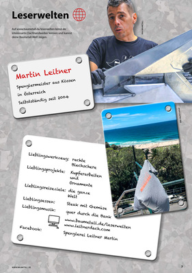 Gern, hier ein optimierter und zielgruppenspezifischer Alt-Text für das beschriebene Bild: Alt-Text: „Spengler bearbeitet ein Blechteil auf der Werkbank; daneben sind technische Notizen zu Dachdecker Martin Leithner sowie Fotos von Detailausführungen an Steildach und Flachdach sichtbar – Fokus auf moderne Verarbeitungstechniken im Metallbau.“ Dieser Alternativtext beschreibt präzise die Handlungen, das gezeigte Material, die thematische Einordnung und den Nutzen für die Zielgruppe aus dem Fachhandwerk.