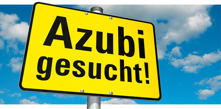 Optimierter Alt-Text: Gelbes Hinweisschild mit der Aufschrift „Azubi gesucht!“ vor blauem Himmel, als Hinweis auf den Fachkräftebedarf und aktuelle Ausbildungsplatzangebote im Metallbau-Handwerk. - © Bild: bluedesign - stock.adobe.com