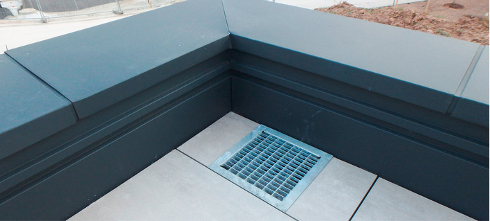 So kann´s gemacht werden: Eck- und Stoßausbildungen zugleich als Bewegungsausgleicher mit unterlegten Falzblechen ausbilden