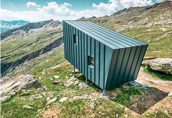 Die Außenhülle aus Farbaluminium verfügt über die Oberfläche ­Prefalz P.10 Anthrazit