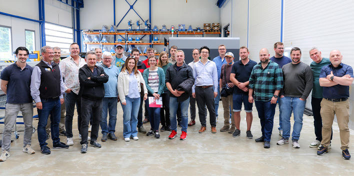 BAUMETALL-Treff-Gruppenfoto im Showroom der Gebrüder Spiegel AG