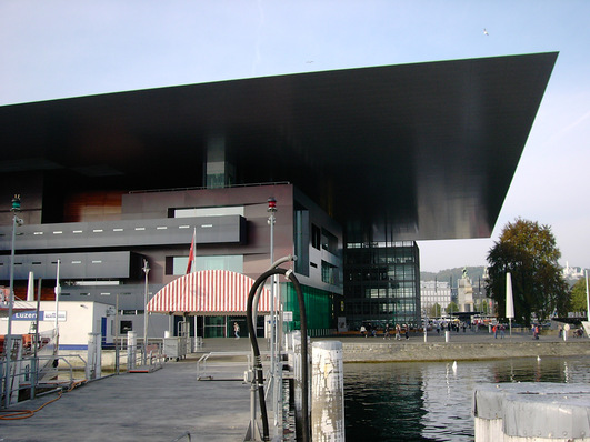 Der 35 m frei auskragende Dachvorsprung