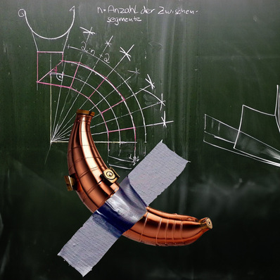 Kunstbanane oder Kunstbanause? Egal diese Delikatesse aus edlem Kupferblech erinnert entfernt an einen Schweizer Bogen