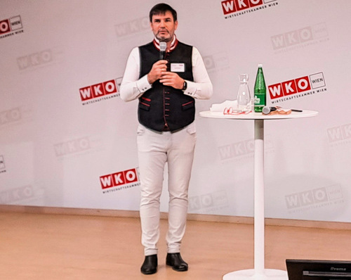 Alexander Eppler (Dachtag-Gastgeber und Geschäftsführer der ­Dachakademie) begrüßt die Teil­nehmenden