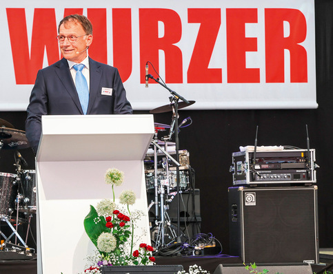 Georg Wurzer bei der Festrede zum 80-jährigen Bestehen seines Unternehmens