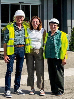 Christian und Manuela Geugelin mit El-Zinc-Marketingmanagerin Katia Robe vor der Firmenzentrale