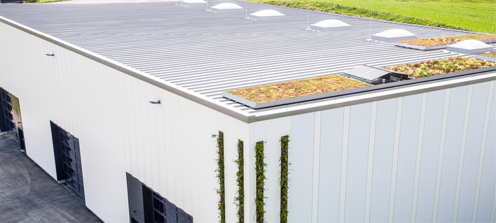 Fassadenbegrünungen werden heute zur gestalterischen, aber auch zur ­ökologischen und energetischen Verbesserung von Gebäuden eingesetzt. Vertikal und horizontal in die Fassade integrierbare Systemkomponenten sind in der Planum-Fassade sowie in Kassettenwänden von Domico verwendbar