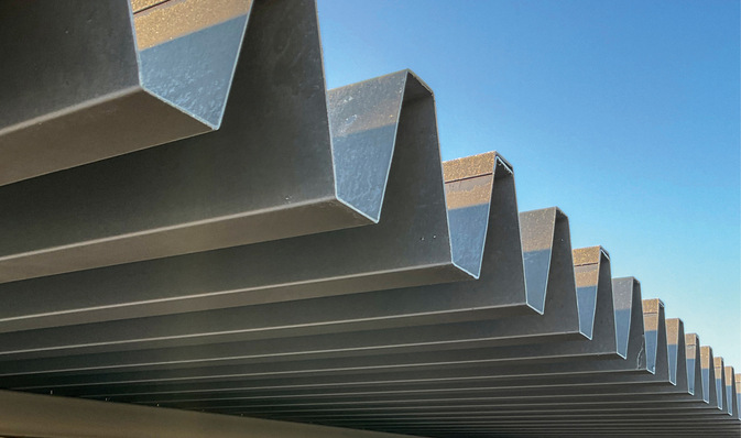 Weit auskragendes Trapezprofil aus Titanzink