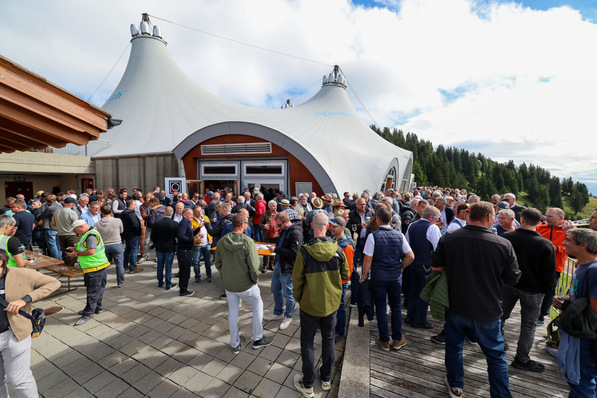 Eintreffen der über 300 Spenglermeister - darunter auch vier Senglermeisterinnen