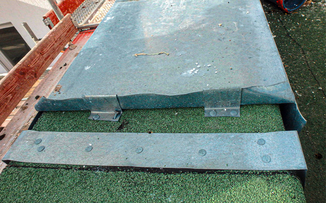 Kaum zu glauben: „Halteblechle“ aus Titanzink lediglich mit Dachpappstiften befestigt. Das kann nicht gutgehen