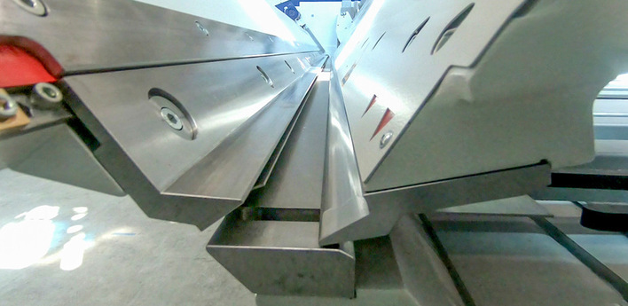 Die Zudrückfunktion erleichtert an der PowerBend Multi und der ­PowerBend Professional die Erzeugung von Hohlumschlägen