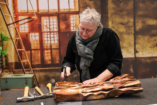 Sie ist unkonventionell und erfrischend anders: die aus Freiburg im Breisgau stammende Bildhauerin und Workshoptrainerin Manuela Geugelin