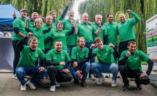 In Feierlaune. Das Team der Schenk GmbH