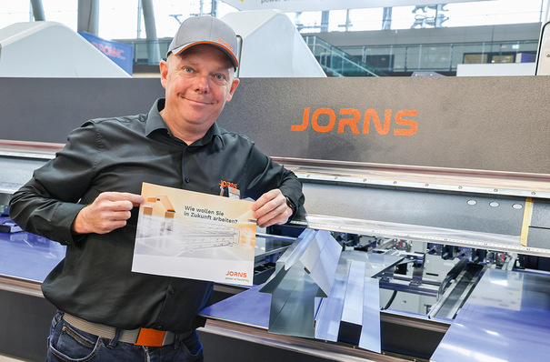 Reto Staeger von Jorns zeigt ein aus einem Stück gefertigtes Profil in Form eines Hauses mit Schornstein