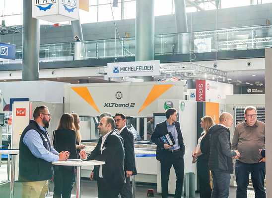 Blick auf den Messestand und die XLT Bend 2 von RAS