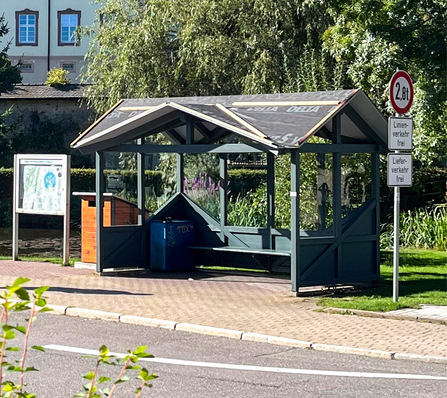 Wartet sehnsüchtig auf ein neues Blechdach: das Wartehäuschen in St. Peter