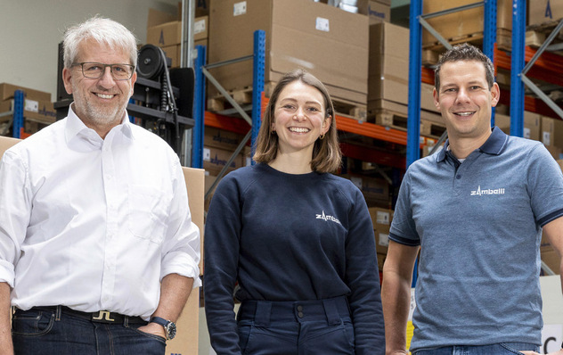 Freuen sich über eine starke Partnerschaft:  Zambelli-Geschäftsführer Andreas von Langsdorff, Jennifer Konsek und Zambelli-Geschäftsführer Johannes Ranzinger. In der Influencerin Jennifer Konsek alias „Jenni vom Dach“ hat das Unternehmen eine perfekte Markenbotschafterin gefunden. Die Zusammenarbeit läuft bereits seit mehr als zwei Jahren